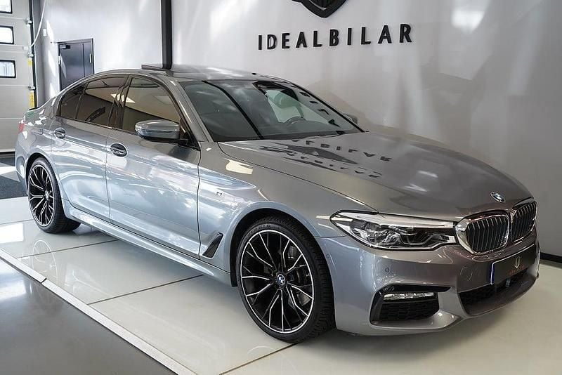 Grå Begagnad 2018 BMW 520 M Sport Sedan | 334 900 kr (Marknadspris) - Bild 1/4