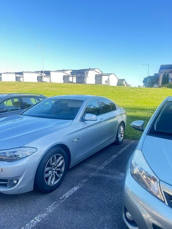Begagnad 2012 BMW 525 Sedan | 100 000 kr (Superpris) - Bild 1/4