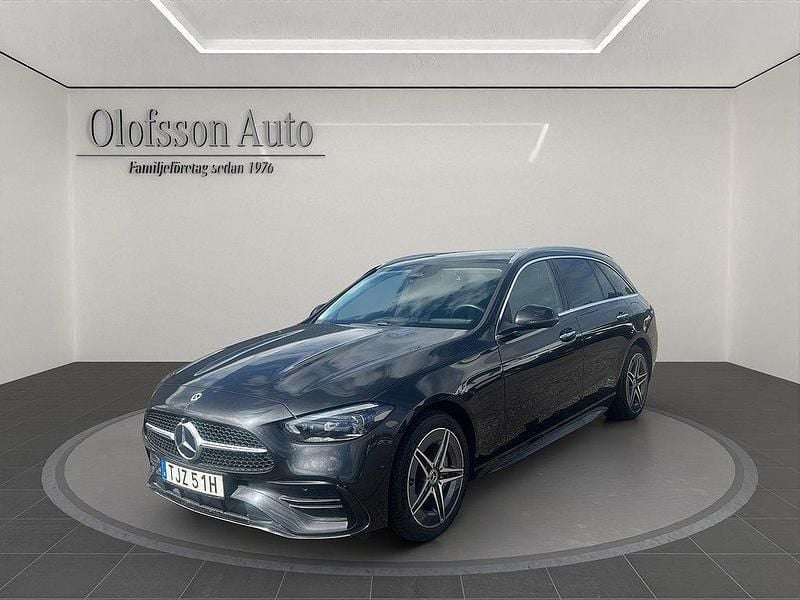 Grå Begagnad 2024 Mercedes C300e AMG line Kombi | 559 000 kr (Marknadspris) - Bild 1/4