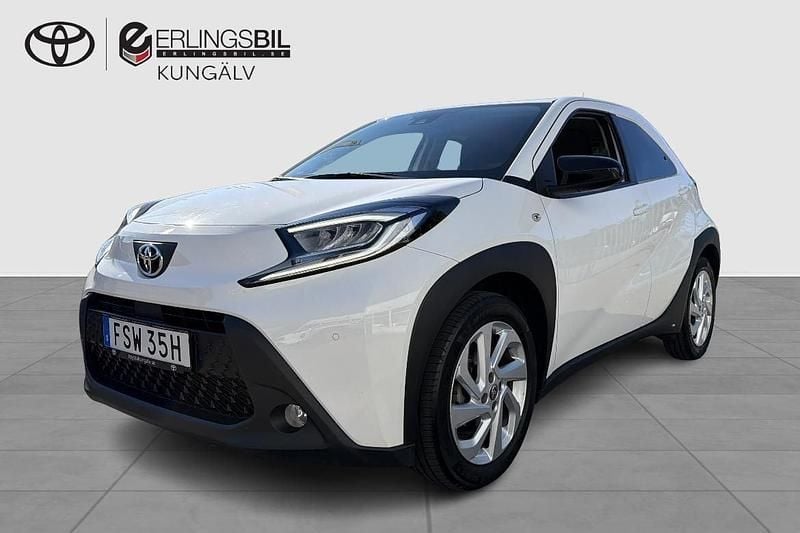 Vit Begagnad 2023 Toyota Aygo Comfort Halvkombi | 184 900 kr (Marknadspris) - Bild 1/3