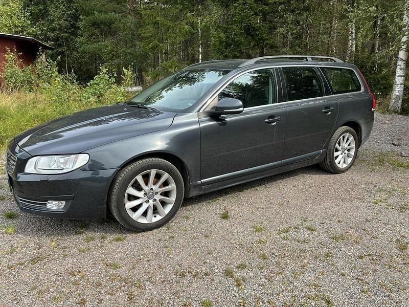 Grå Begagnad 2016 Volvo V70 Momentum Kombi | 150 000 kr (Marknadspris) - Bild 1/4