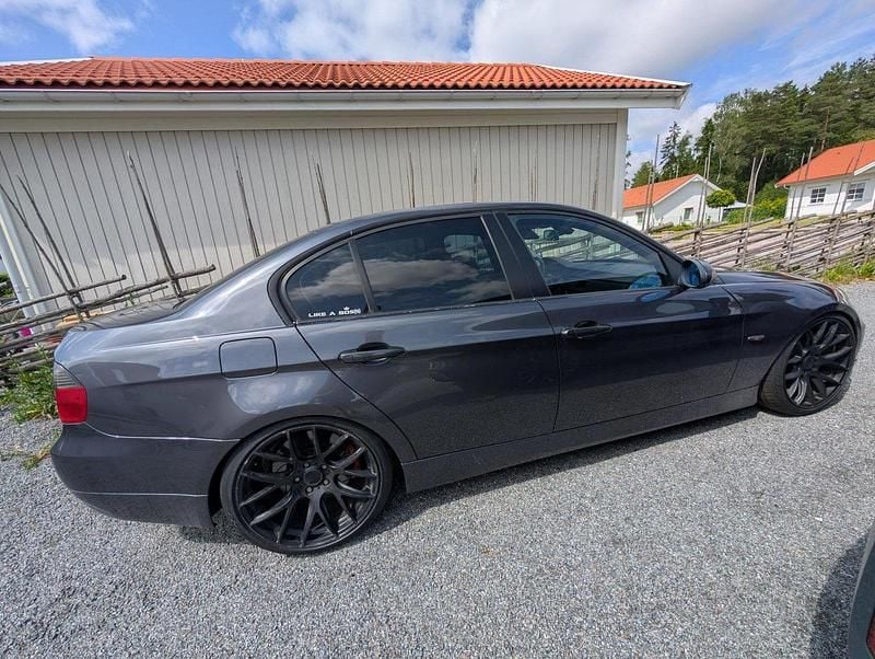 Grå Begagnad 2007 BMW 330 Sedan | 60 000 kr (Marknadspris) - Bild 1/4