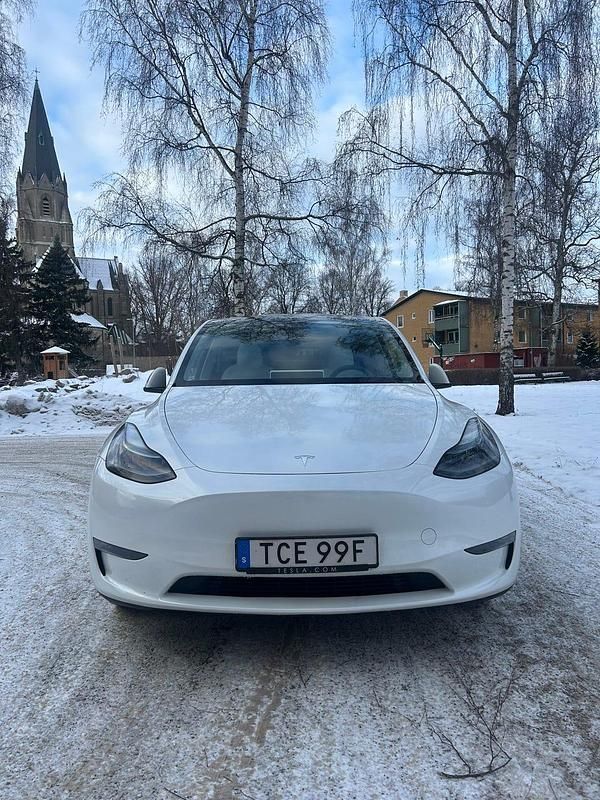 Begagnad 2024 Tesla Model Y Long Range AWD SUV | 479 000 kr (Lite dyr) - Bild 1/4