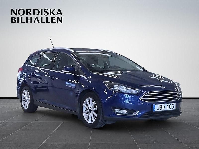 Blå Begagnad 2016 Ford Focus Titanium Kombi | 84 795 kr (Marknadspris) - Bild 1/4