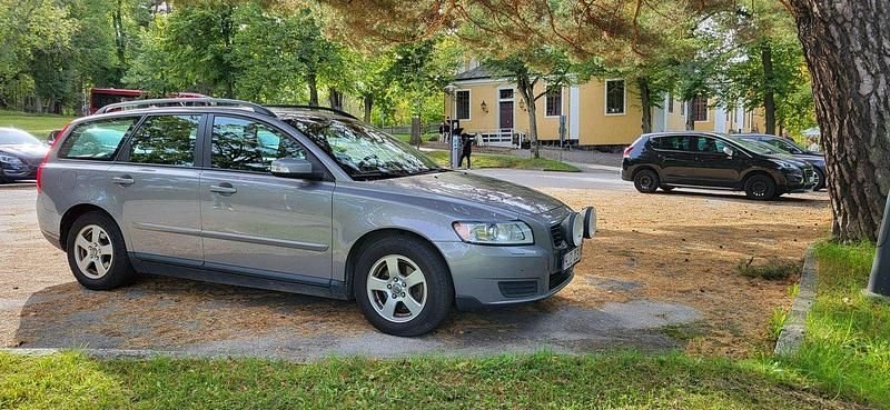 Grå Begagnad 2008 Volvo V50 Kinetic Kombi | 45 000 kr (Marknadspris) - Bild 1/4