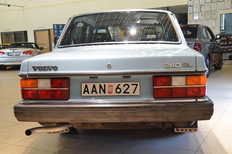 Begagnad Volvo 244 112 HK (82 kW) 1984 Blå Sedan