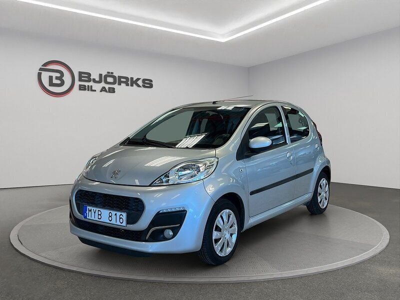 Grå Begagnad 2012 Peugeot 107 Halvkombi | 39 500 kr (Marknadspris) - Bild 1/4