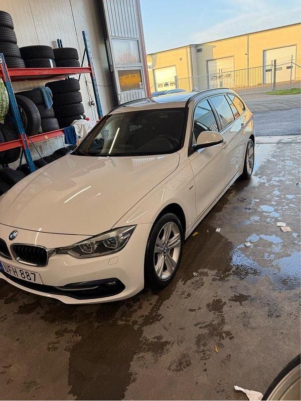 Vit Begagnad 2015 BMW 320 Sport Line Kombi | 135 000 kr (Marknadspris) - Bild 1/4