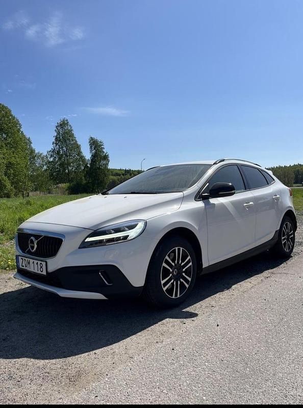 Begagnad 2018 Volvo V40 Business Edition Halvkombi | 179 000 kr (Marknadspris) - Bild 1/4