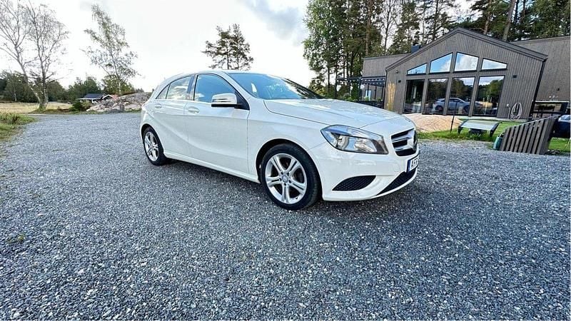Vit Begagnad 2014 Mercedes A180 Urban Halvkombi | 99 000 kr (Marknadspris) - Bild 1/4