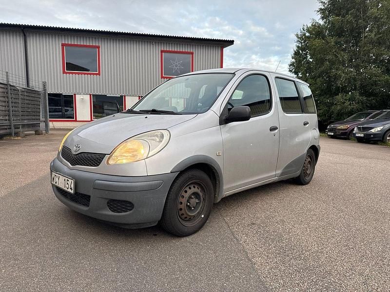 Silver Begagnad 2004 Toyota Yaris Kombi | 8 500 kr - Bild 1/4