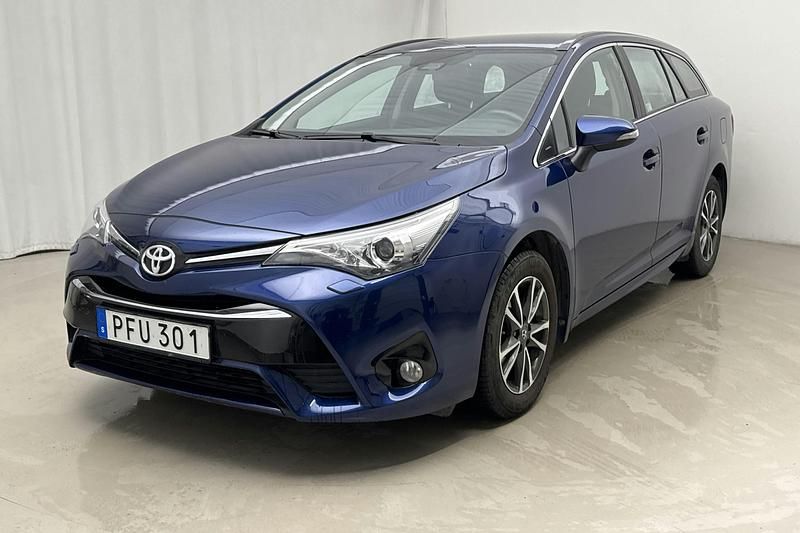 Mörkblå Begagnad 2017 Toyota Avensis Active Kombi | 184 000 kr (Marknadspris) - Bild 1/4