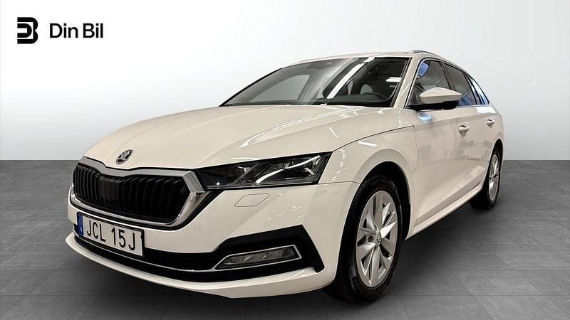 Vit Begagnad 2023 Skoda Octavia Kombi | 276 900 kr (Marknadspris) - Bild 1/4