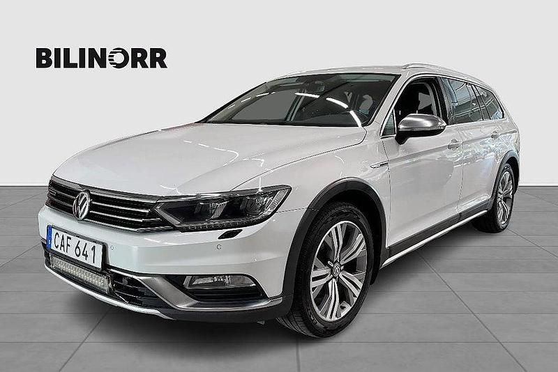 Vit Begagnad 2016 VW Passat Alltrack Kombi | 169 400 kr (Marknadspris) - Bild 1/4