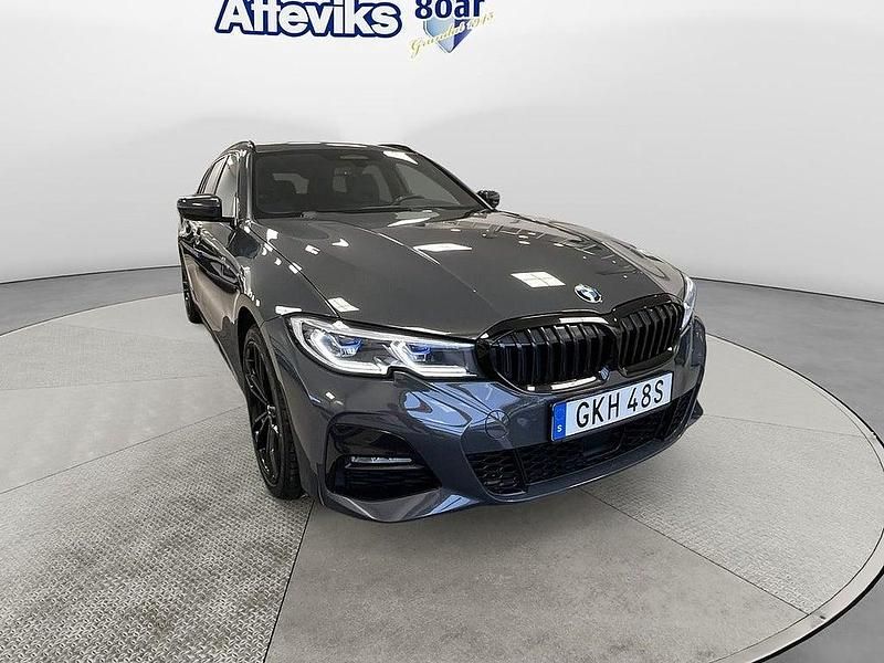 Grå Begagnad 2020 BMW 330e Kombi | 339 000 kr (Lite dyr) - Bild 1/4