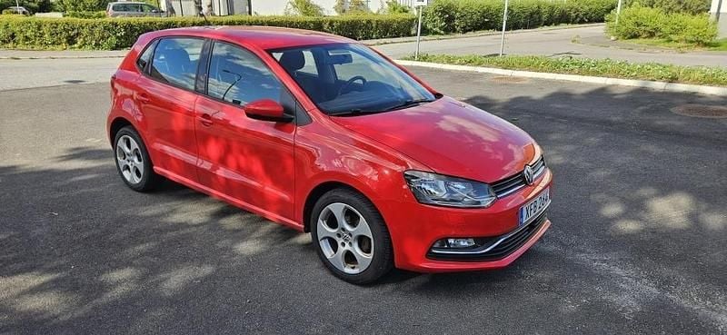 Röd Begagnad 2017 VW Polo Halvkombi | 87 000 kr (Bra pris) - Bild 1/3