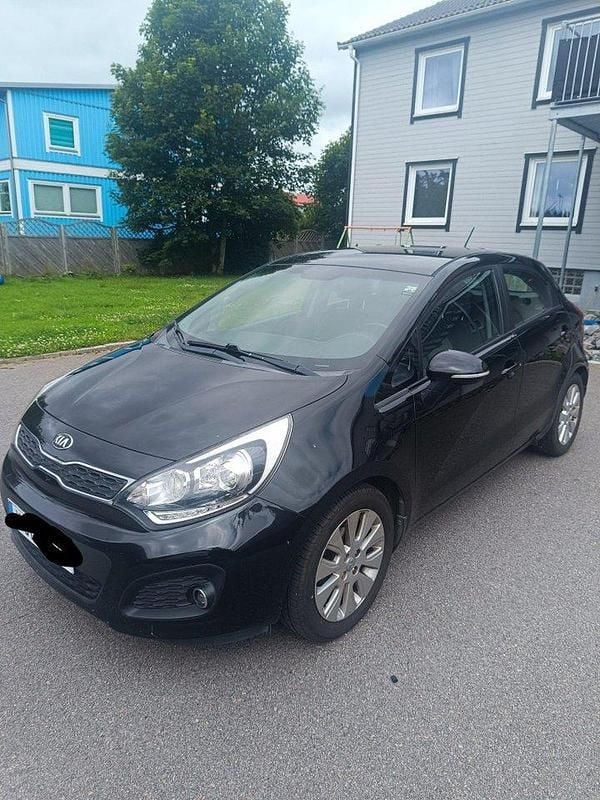 Svart Begagnad 2014 Kia Rio Halvkombi | 60 000 kr (Bra pris) - Bild 1/4