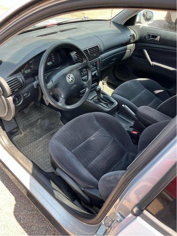 Grå Begagnad 2000 VW Passat Comfortline Kombi | 6 000 kr (Lite dyr) - Bild 1/4