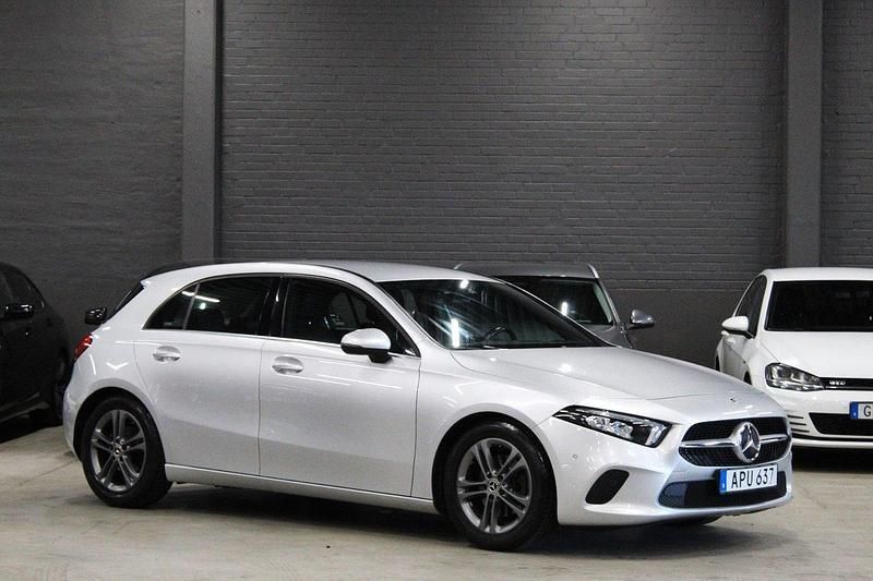 Silver (silver metallic) Begagnad 2018 Mercedes A200 Style Halvkombi | 229 900 kr (Marknadspris) - Bild 1/4