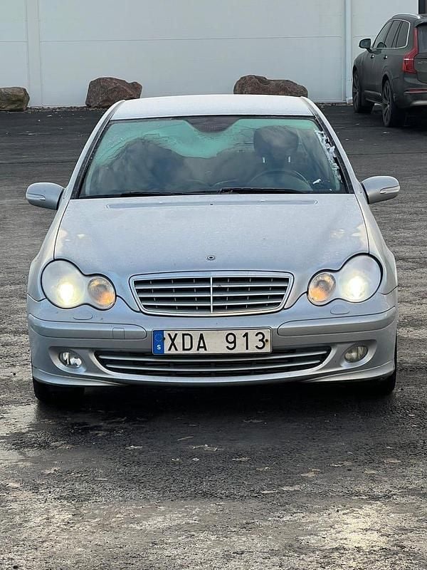 Begagnad 2006 Mercedes C180 Sedan | 43 900 kr (Marknadspris) - Bild 1/4