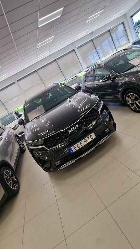 Svart Begagnad 2022 Kia Sorento Advance SUV | 415 000 kr (Bra pris) - Bild 1/4