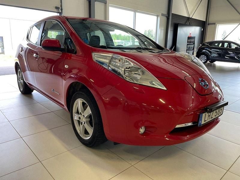 Röd Begagnad 2017 Nissan Leaf Halvkombi | 99 900 kr (Marknadspris) - Bild 1/4