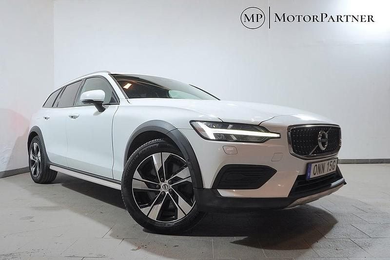 Vit Begagnad 2019 Volvo V60 CC Momentum Kombi | 229 900 kr (Marknadspris) - Bild 1/4
