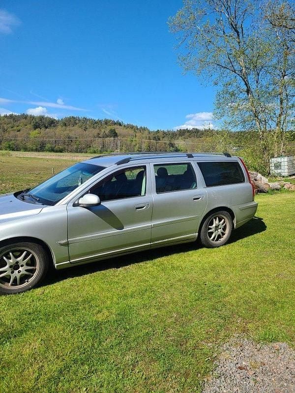 Grå Begagnad 2002 Volvo V70 Kombi | 14 500 kr (Marknadspris) - Bild 1/2