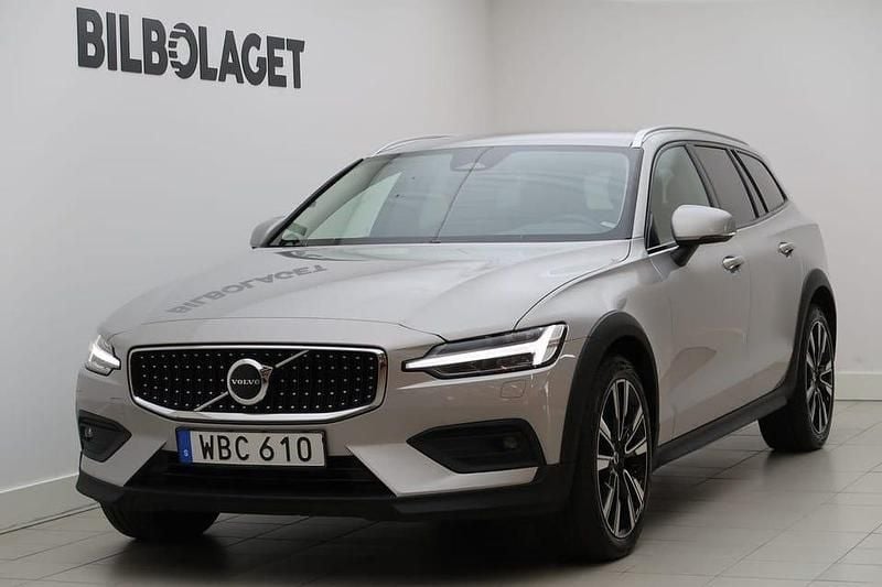 Silver Begagnad 2024 Volvo V60 CC Plus Kombi | 389 800 kr (Bra pris) - Bild 1/4