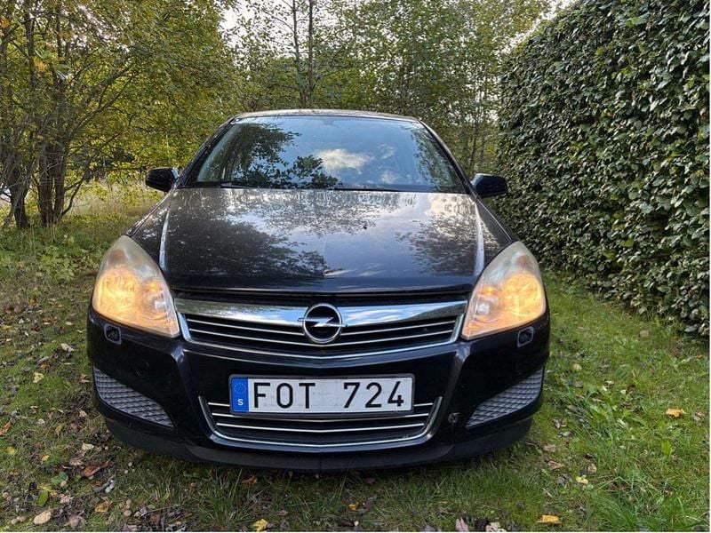 Svart Begagnad 2007 Opel Astra Halvkombi | 12 000 kr (Superpris) - Bild 1/4