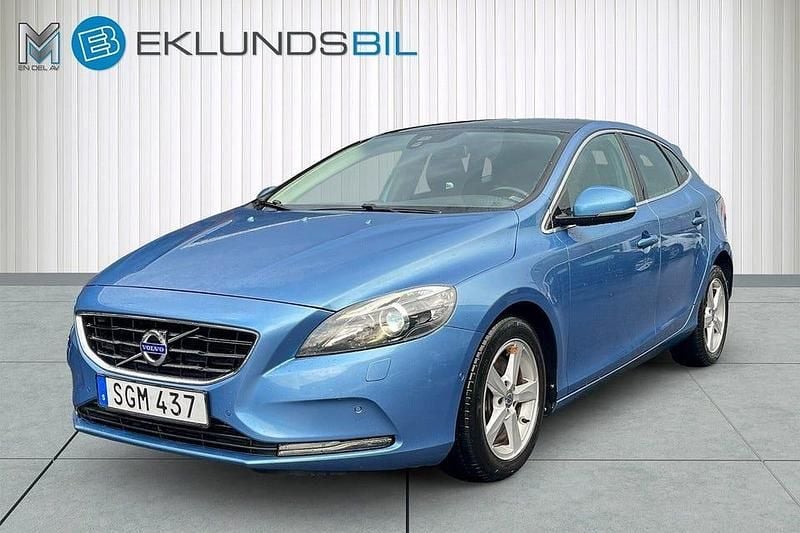 Begagnad Volvo V40 Momentum 190 HK (139 kW) 2014 Power blue metallic Halvkombi