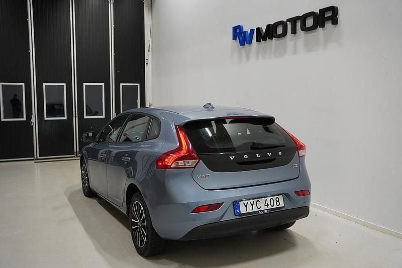 Begagnad Volvo V40 Momentum 120 HK (88 kW) 2017 Blå Halvkombi