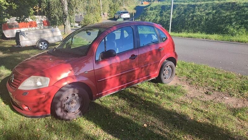 Röd Begagnad 2005 Citroën C3 Halvkombi | 18 000 kr (Marknadspris) - Bild 1/3