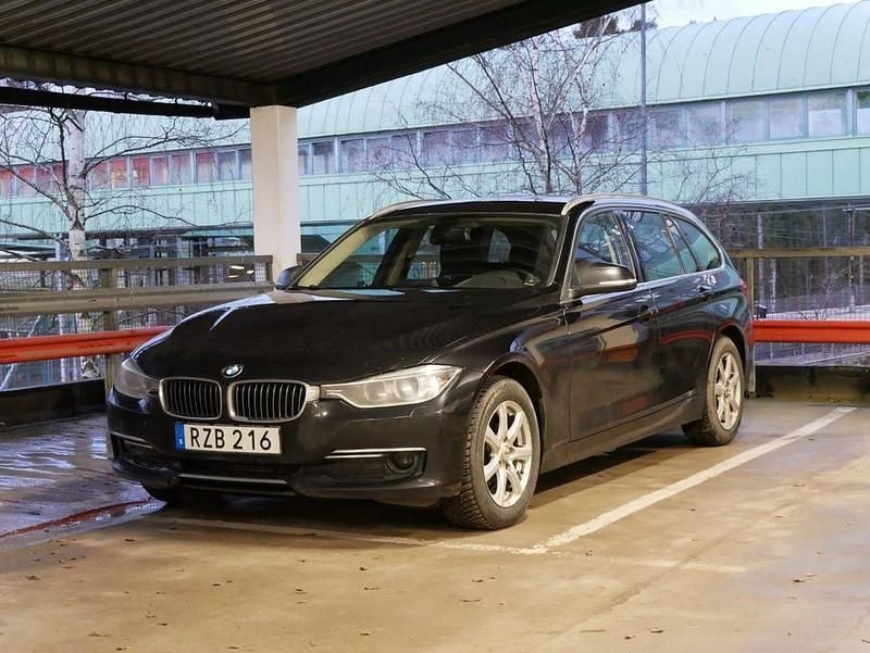 Svart metallic Begagnad 2015 BMW 320 Kombi | 90 000 kr (Lite dyr) - Bild 1/4
