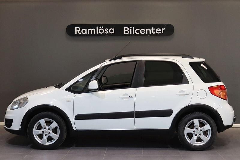 Vit Begagnad 2010 Suzuki SX4 Halvkombi | 54 900 kr (Marknadspris) - Bild 1/4