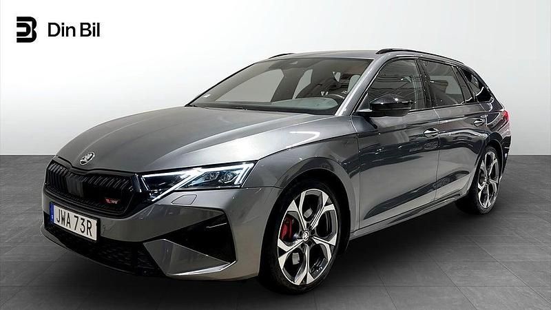 Grå (graphite grey metallic) Begagnad 2024 Skoda Octavia RS Kombi | 379 900 kr (Marknadspris) - Bild 1/4