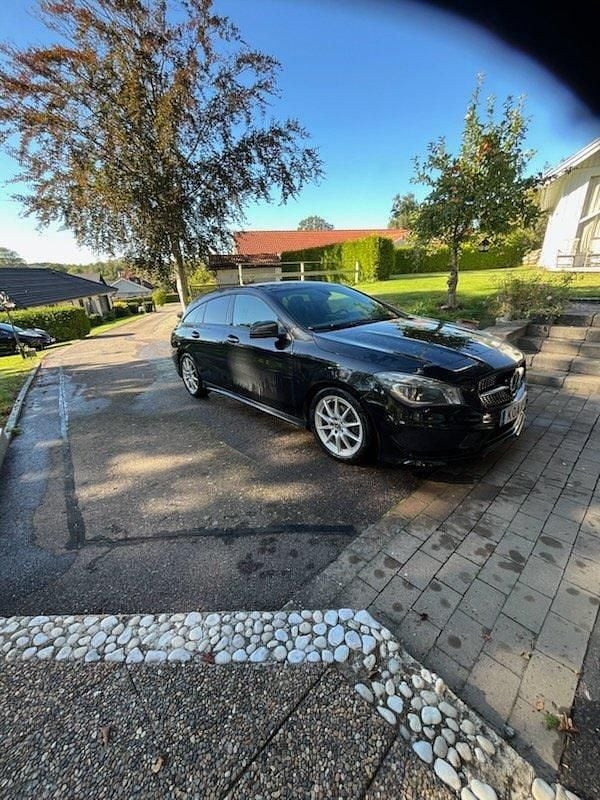 Svart Begagnad 2015 Mercedes CLA180 Shooting Brake AMG Kombi | 109 900 kr (Marknadspris) - Bild 1/4