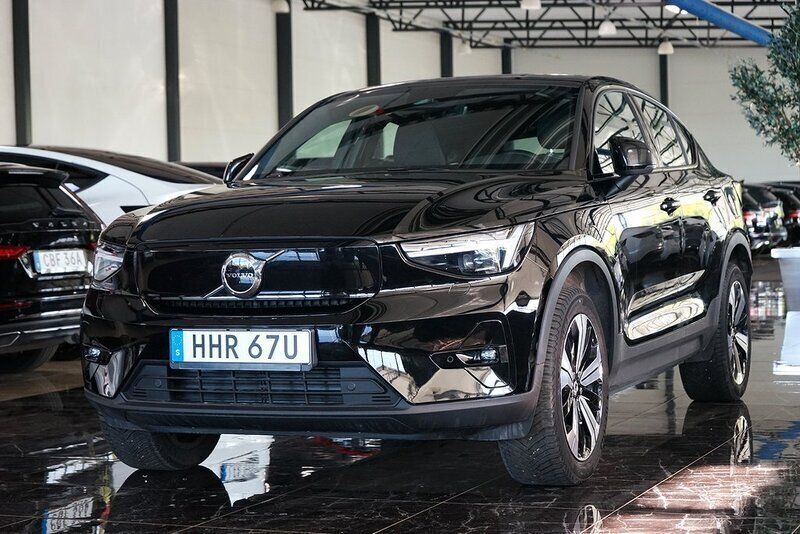 Svart Begagnad 2022 Volvo EC40 Plus SUV | 399 500 kr (Marknadspris) - Bild 1/4