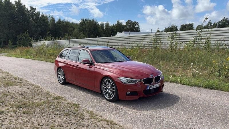 Röd Begagnad 2013 BMW 330 M Sport Kombi | 189 000 kr (Bra pris) - Bild 1/4