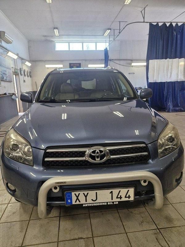 Blå Begagnad 2006 Toyota RAV4 SUV | 49 900 kr (Marknadspris) - Bild 1/4