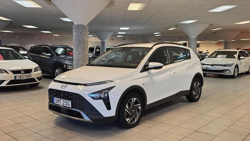 Vit Begagnad 2022 Hyundai Bayon Advanced SUV | 199 900 kr (Marknadspris) - Bild 1/4