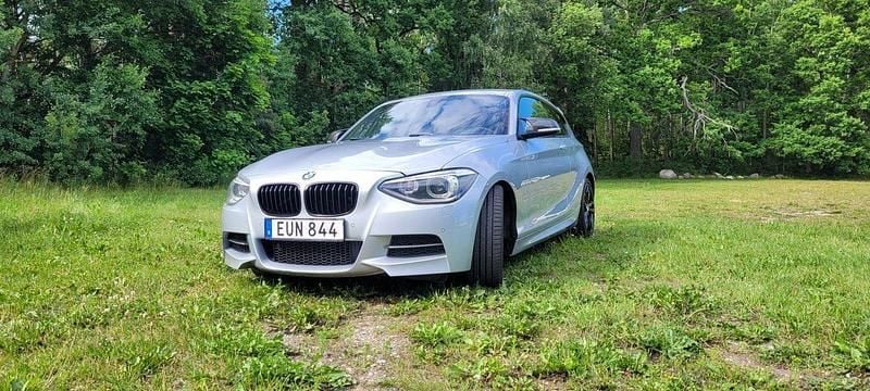 Silver Begagnad 2014 BMW M135 Competition Edition Halvkombi | 249 000 kr (Marknadspris) - Bild 1/4