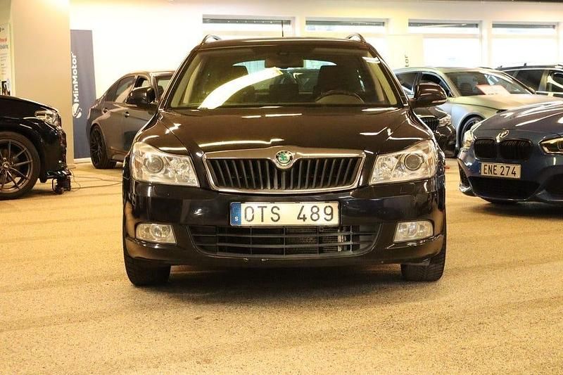 Begagnad Skoda Octavia Elegance 140 HK (102 kW) 2012 Svart Kombi
