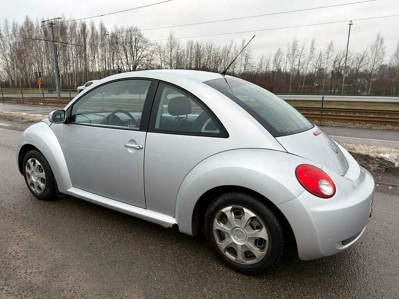 Begagnad VW New Beetle Highline 102 HK (75 kW) 2007 Halvkombi