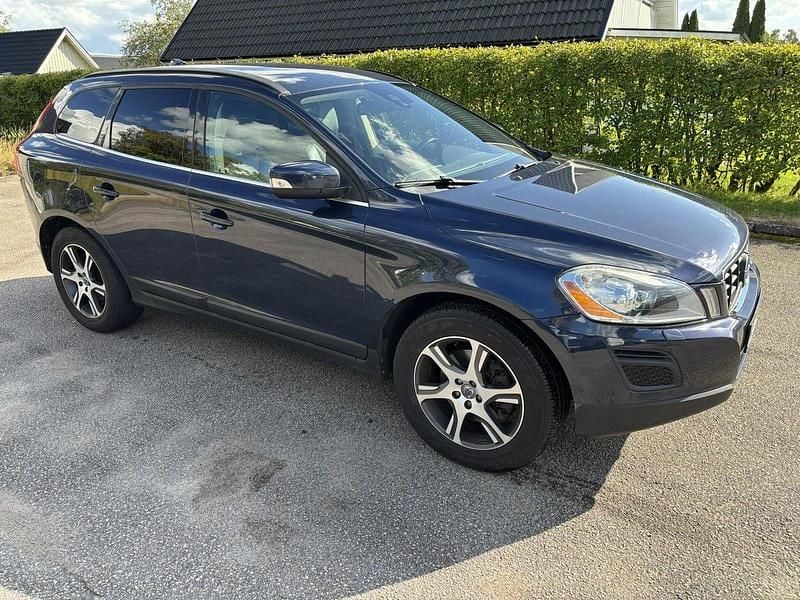 Blå Begagnad 2013 Volvo XC60 Momentum SUV | 159 900 kr (Marknadspris) - Bild 1/4