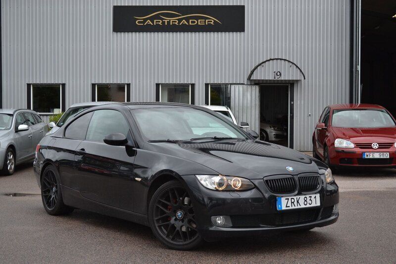 Svart Begagnad 2008 BMW 320 Sportkupé | 100 000 kr (Marknadspris) - Bild 1/4