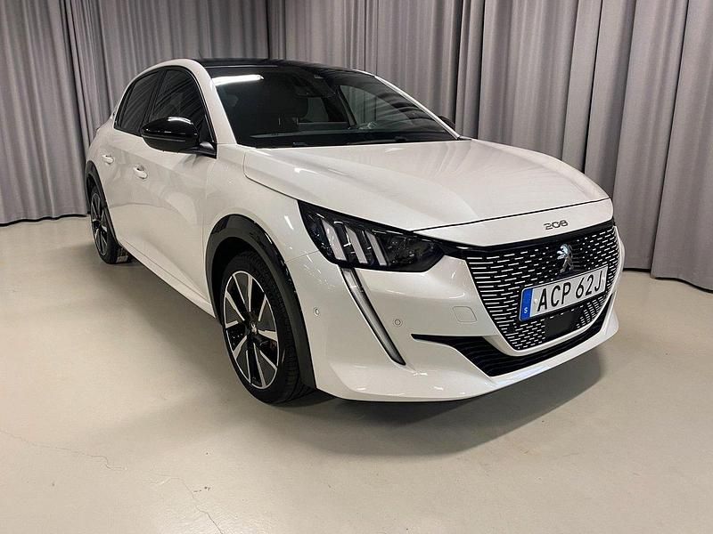 Vit Begagnad 2022 Peugeot e-208 GT Halvkombi | 199 700 kr (Marknadspris) - Bild 1/3