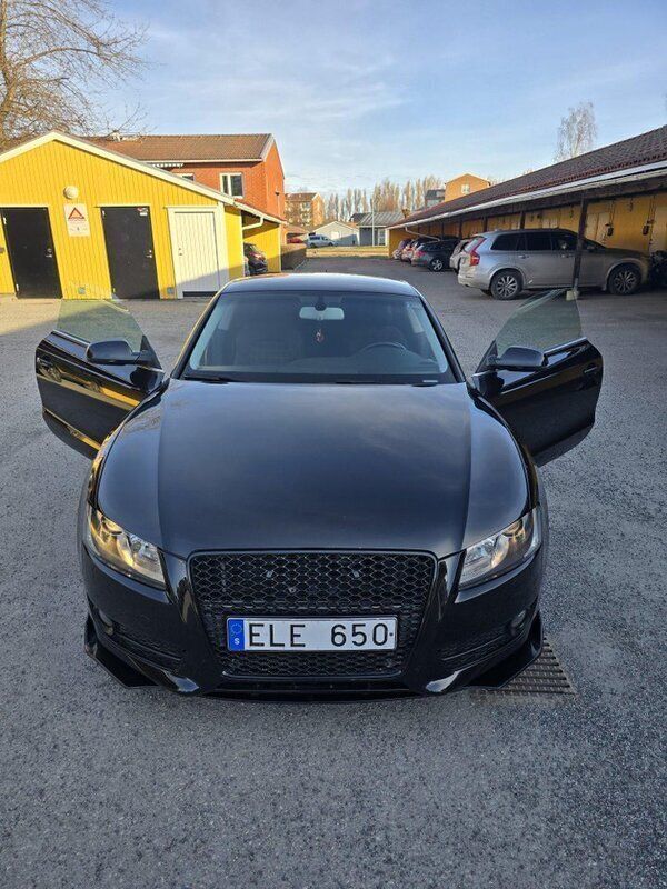 Svart Begagnad 2010 Audi A5 Comfort Sportkupé | 82 000 kr (Marknadspris) - Bild 1/4