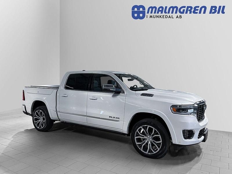 Vit (ivory 3 coat paint white) Ny 2025 Dodge Ram Pickup | 1 373 750 kr (Marknadspris) - Bild 1/4