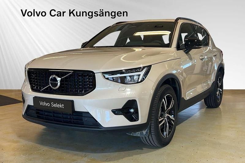 Ljusbrun (brun) Begagnad 2025 Volvo XC40 Plus SUV | 414 900 kr (Lite dyr) - Bild 1/3